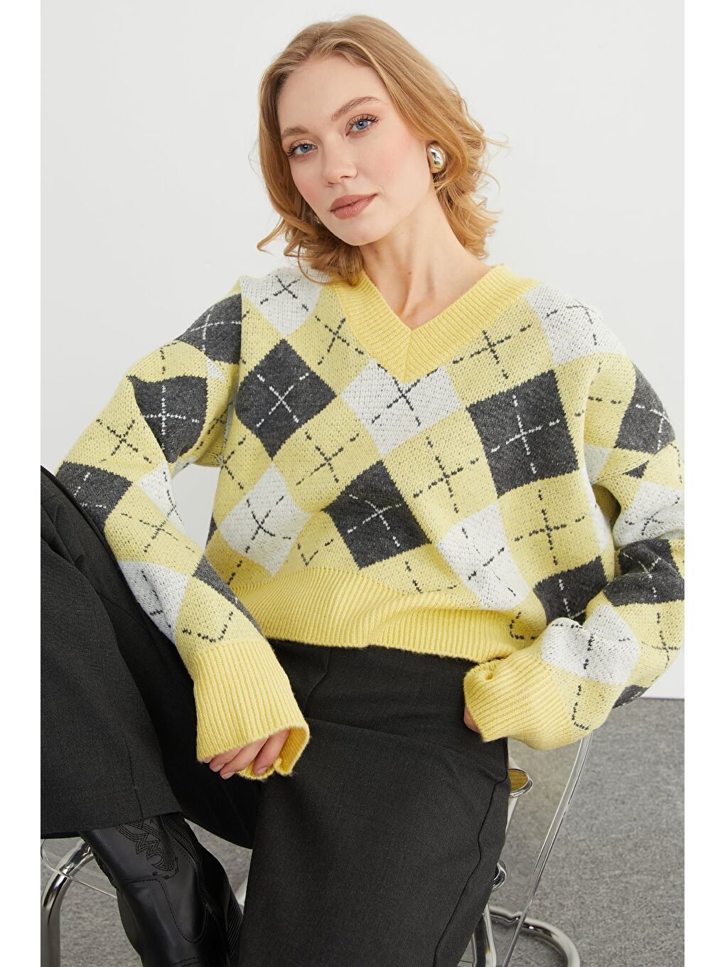 Sarı Baklava Desenli V Yaka Triko Kazak