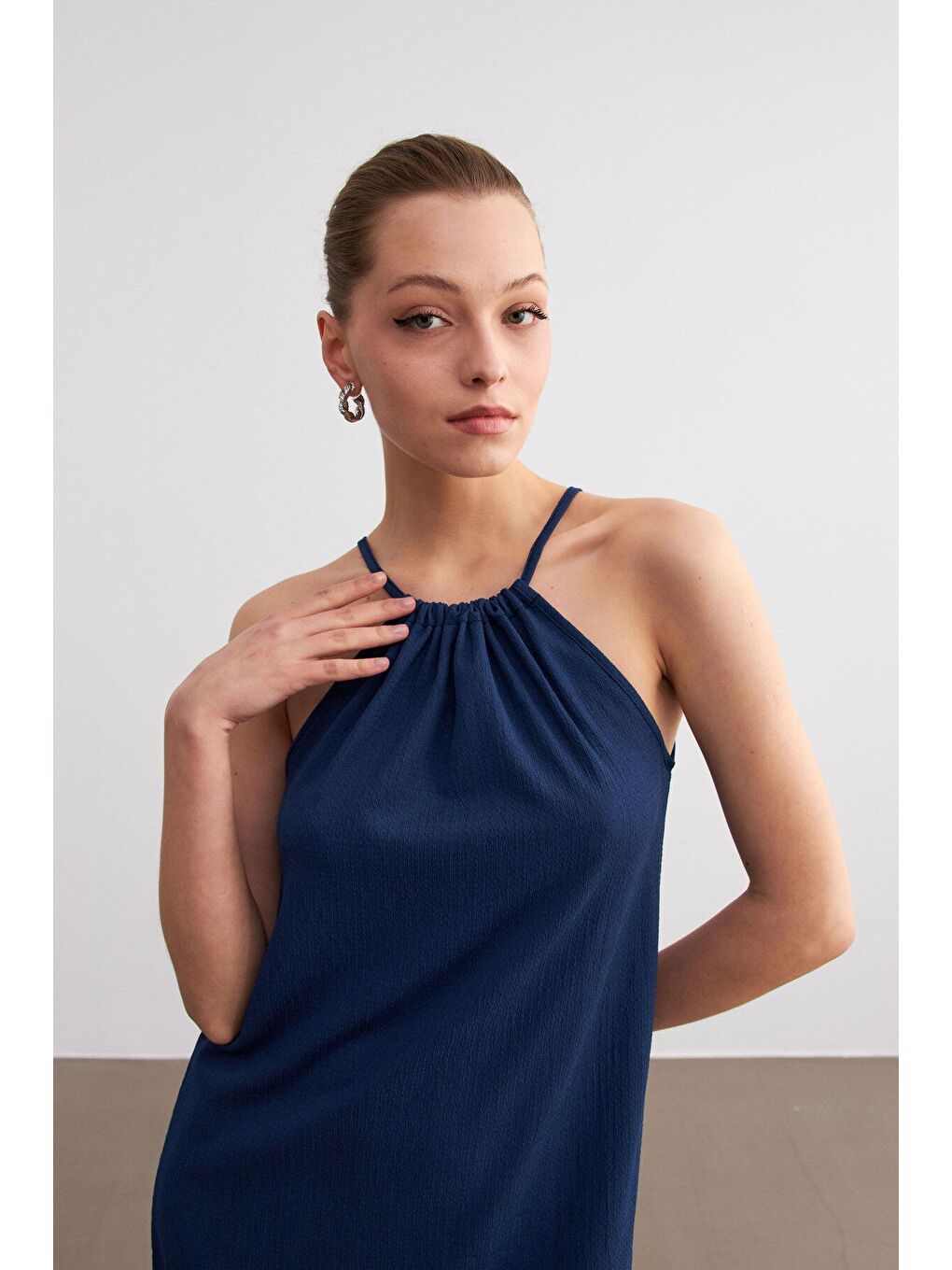 Kadın Lacivert Boyundan Bağlamalı Krinkıl Mini Elbise-3