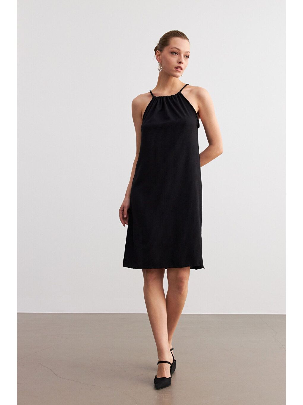 Kadın Siyah Boyundan Bağlamalı Krinkıl Mini Elbise