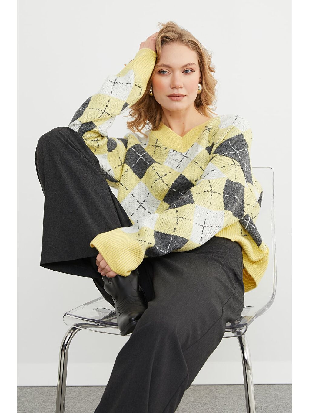 Sarı Baklava Desenli V Yaka Triko Kazak-1