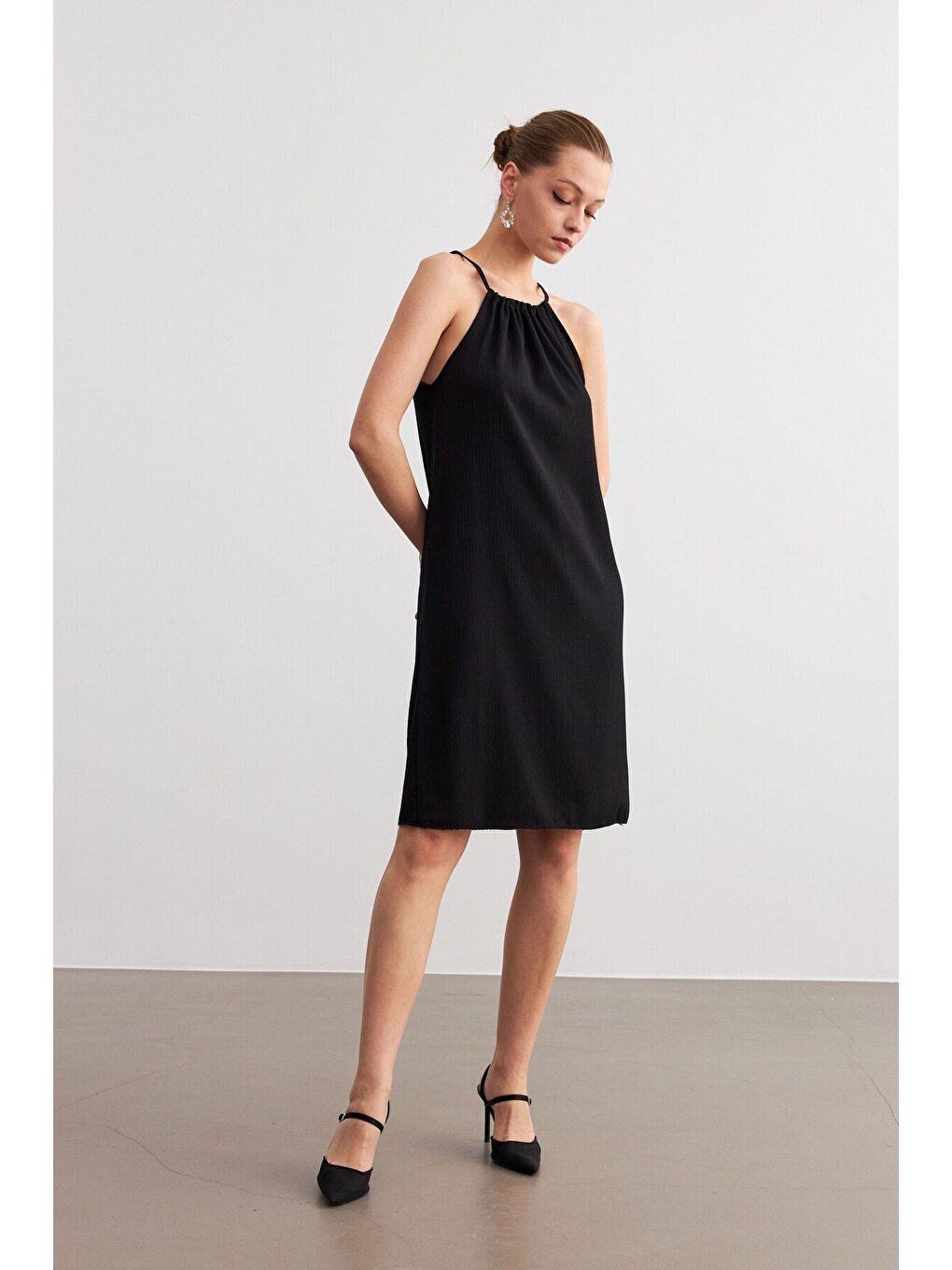 Kadın Siyah Boyundan Bağlamalı Krinkıl Mini Elbise-1