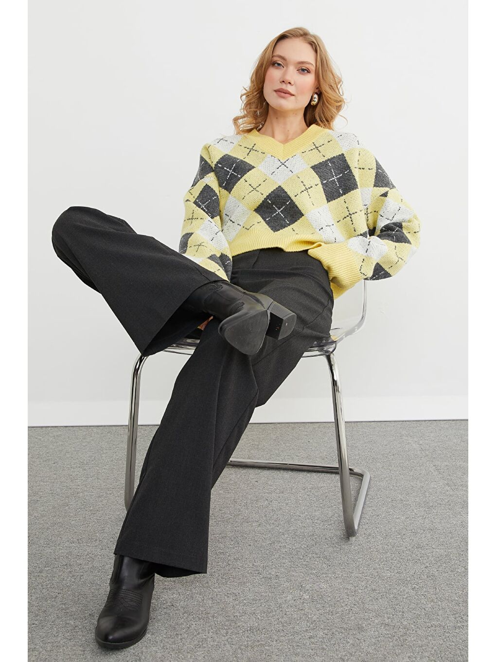 Sarı Baklava Desenli V Yaka Triko Kazak-2