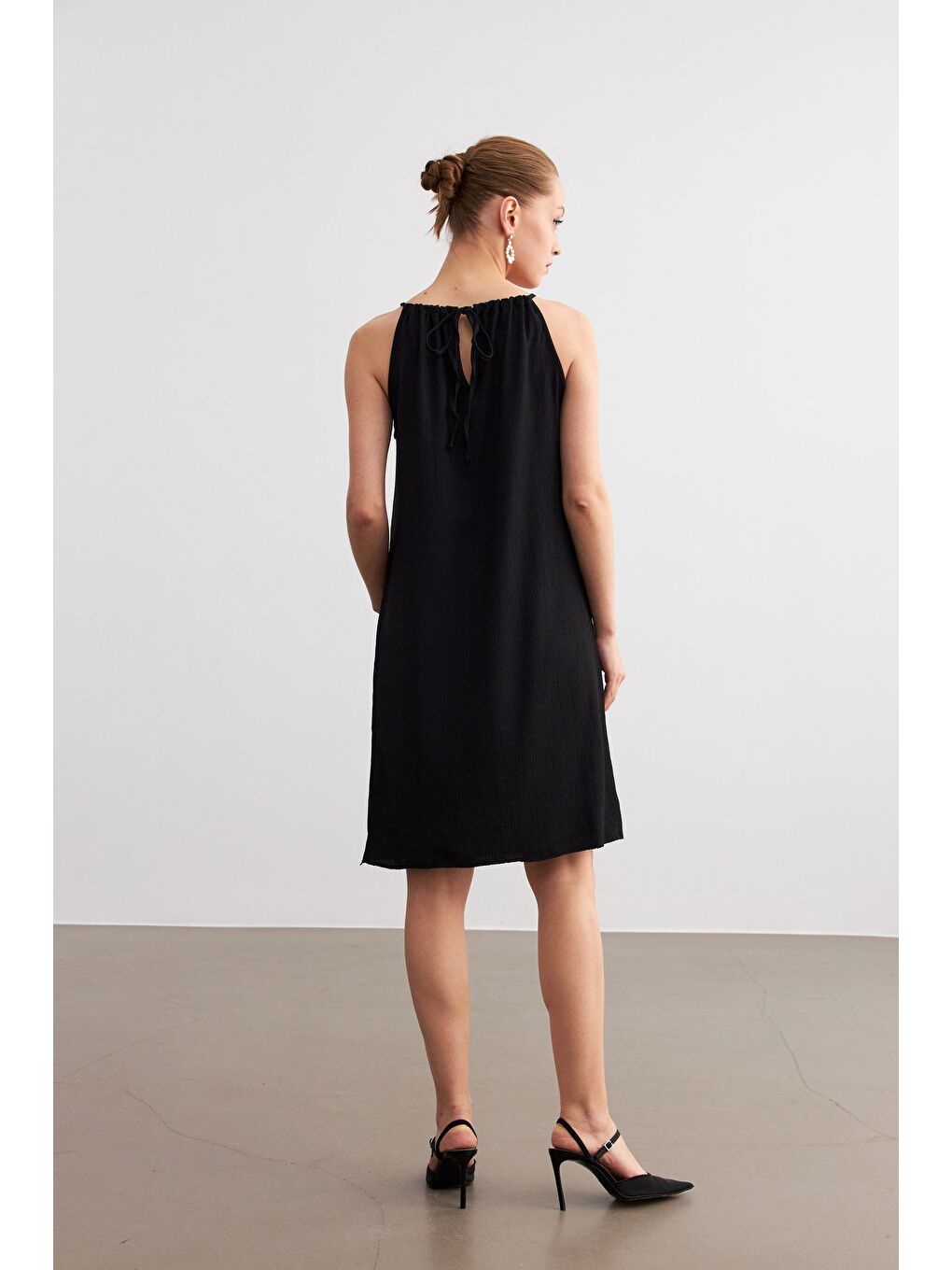 Kadın Siyah Boyundan Bağlamalı Krinkıl Mini Elbise-4