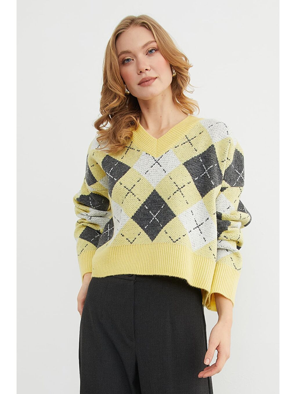 Sarı Baklava Desenli V Yaka Triko Kazak-4