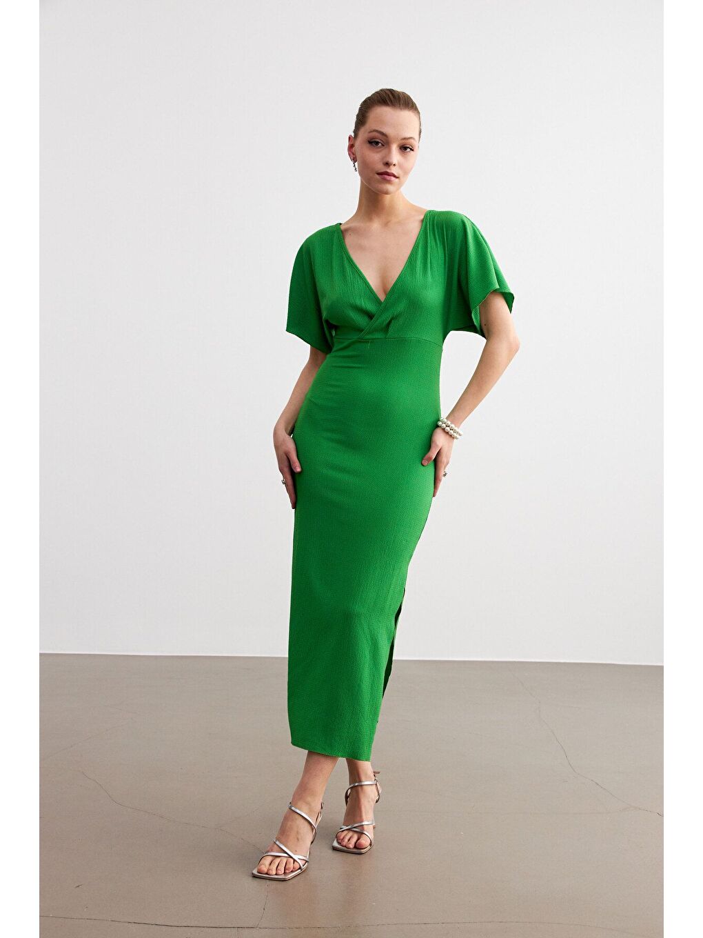 Kadın Yeşil Kruvaze Yaka Yırtmaçlı Krinkıl Maxi Elbise-1