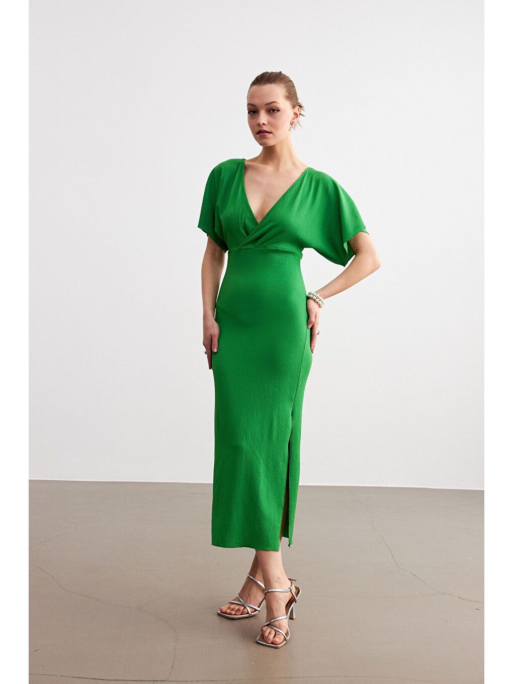 Kadın Yeşil Kruvaze Yaka Yırtmaçlı Krinkıl Maxi Elbise-2