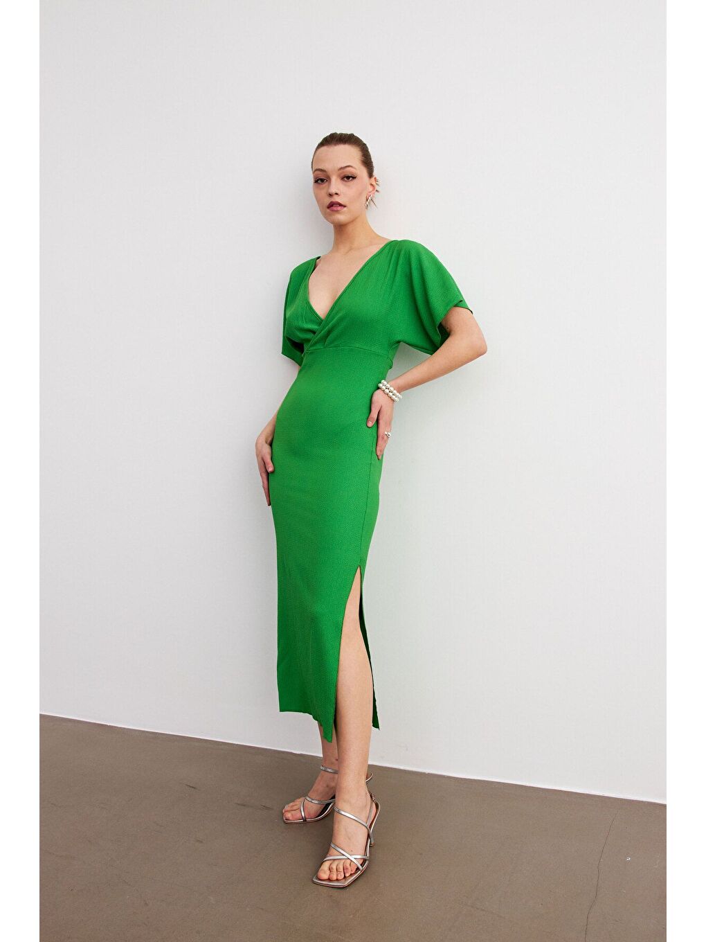Kadın Yeşil Kruvaze Yaka Yırtmaçlı Krinkıl Maxi Elbise-3