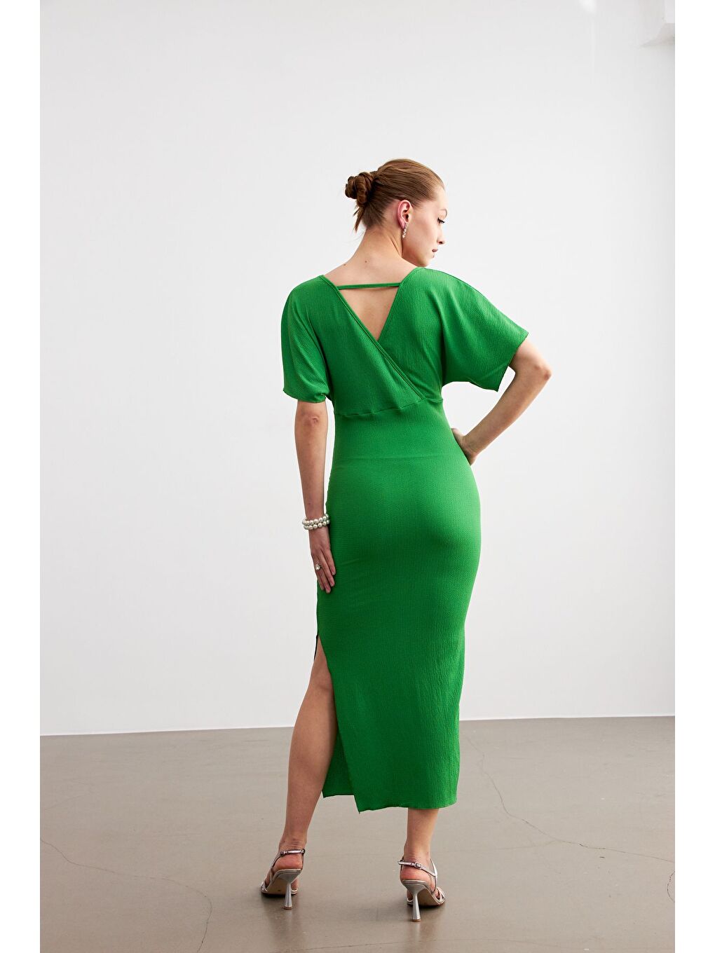 Kadın Yeşil Kruvaze Yaka Yırtmaçlı Krinkıl Maxi Elbise-4