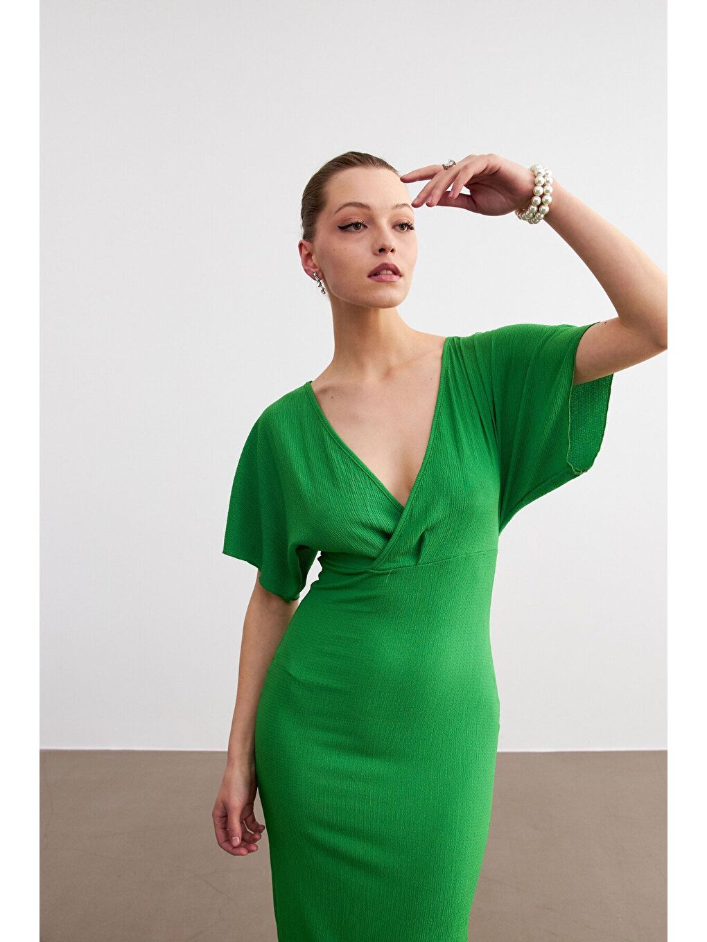 Kadın Yeşil Kruvaze Yaka Yırtmaçlı Krinkıl Maxi Elbise-5