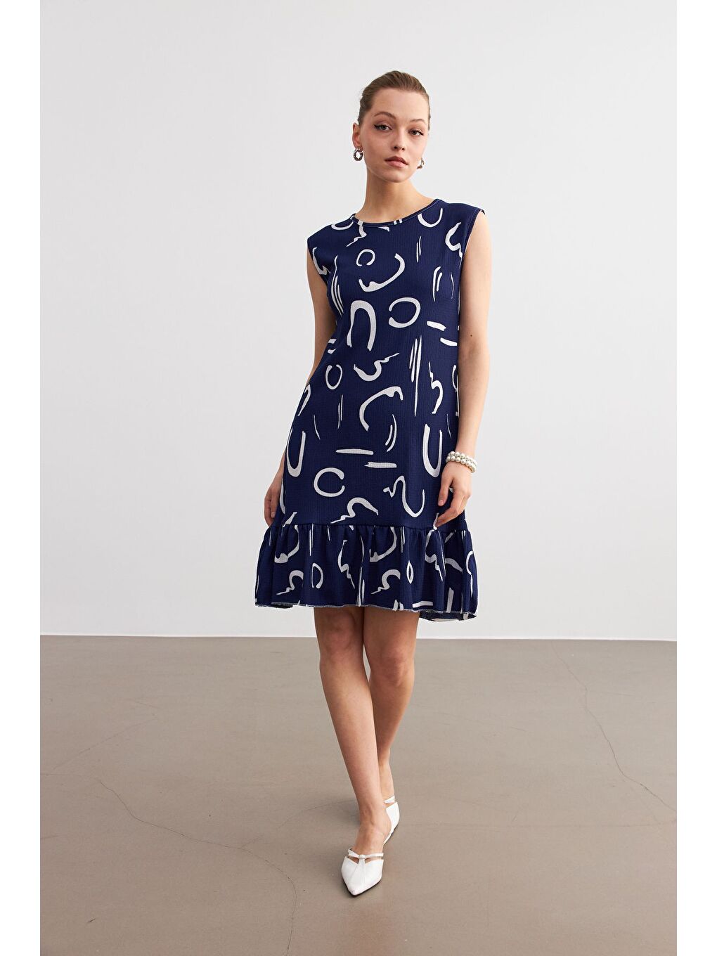 Kadın Lacivert Desenli Kolsuz Mini Krinkıl Elbise-2