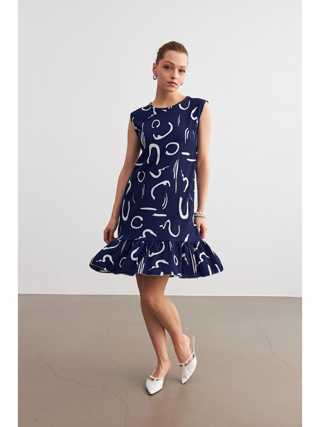 Kadın Lacivert Desenli Kolsuz Mini Krinkıl Elbise-3