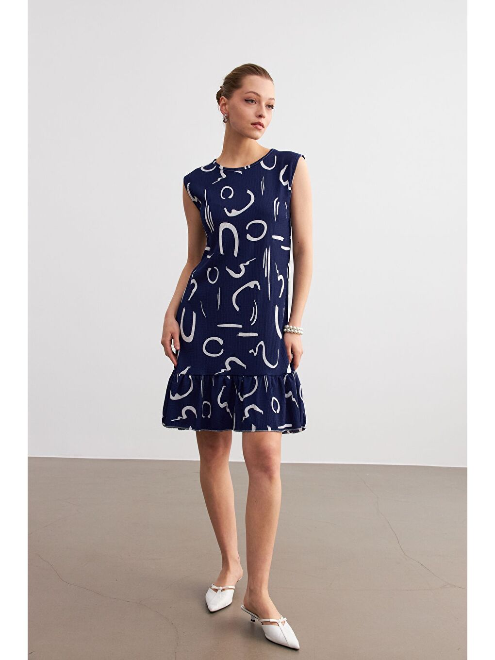 Kadın Lacivert Desenli Kolsuz Mini Krinkıl Elbise-4