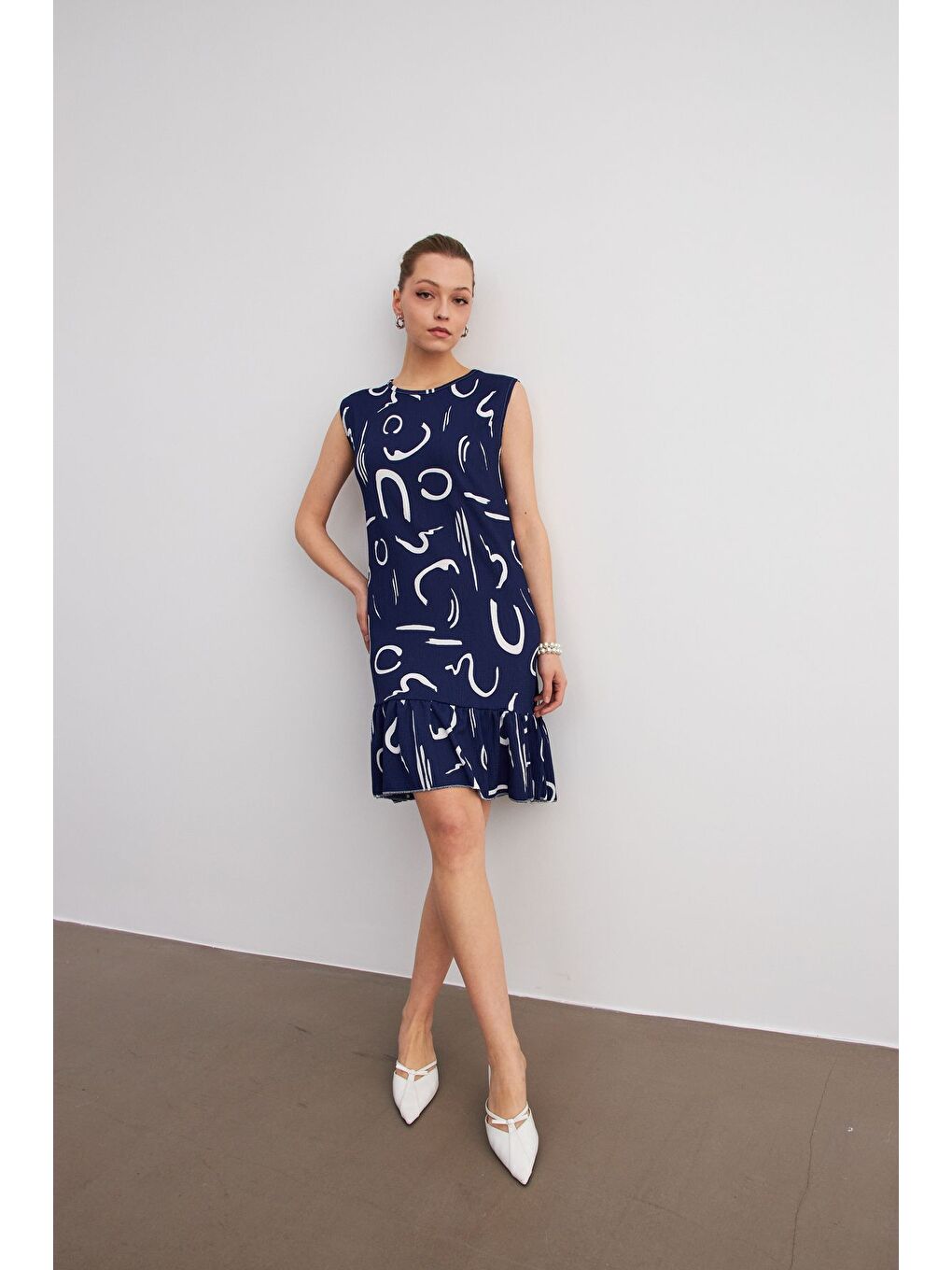 Kadın Lacivert Desenli Kolsuz Mini Krinkıl Elbise-5