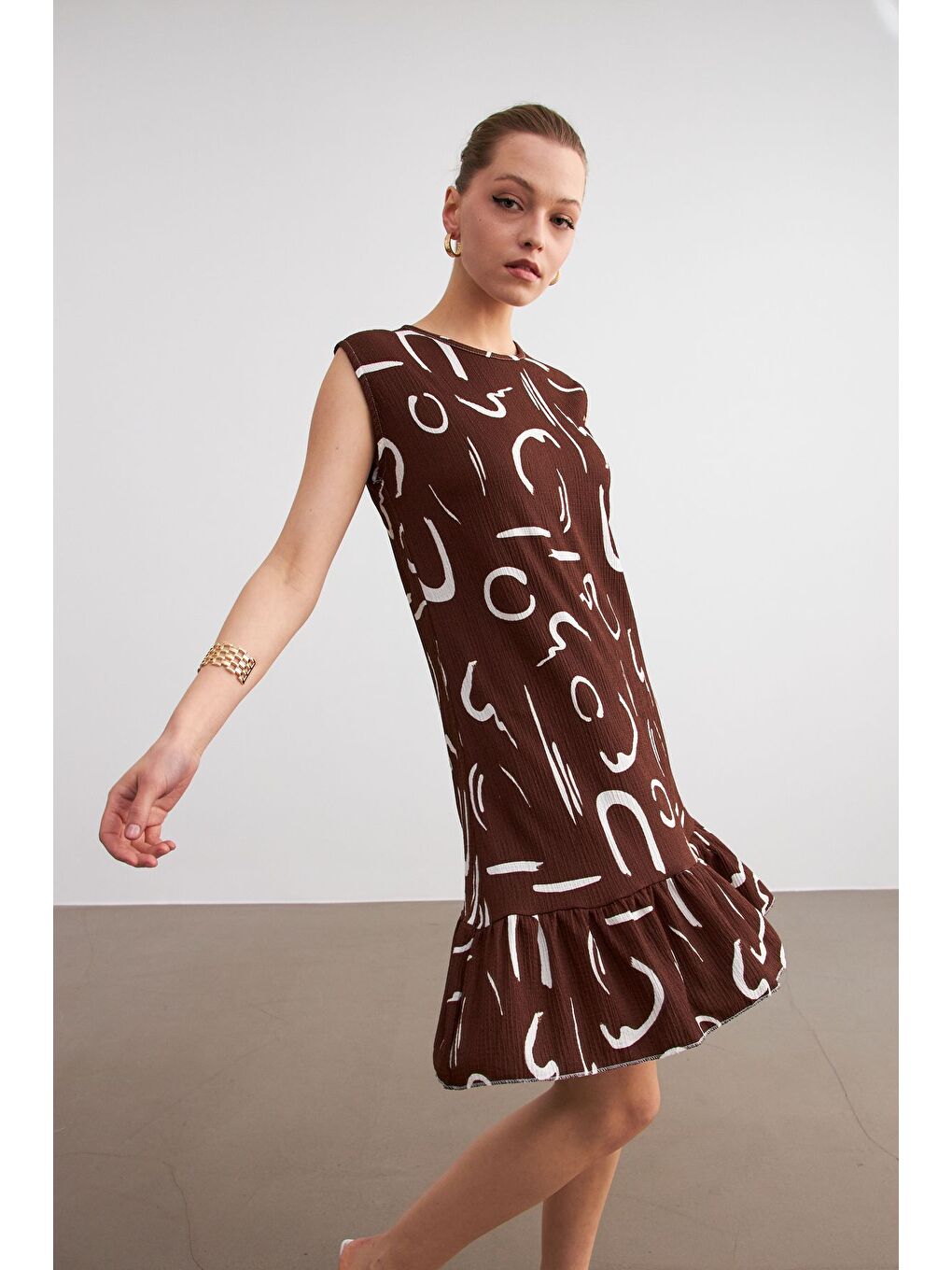 Kadın Kahverengi Desenli Kolsuz Mini Krinkıl Elbise