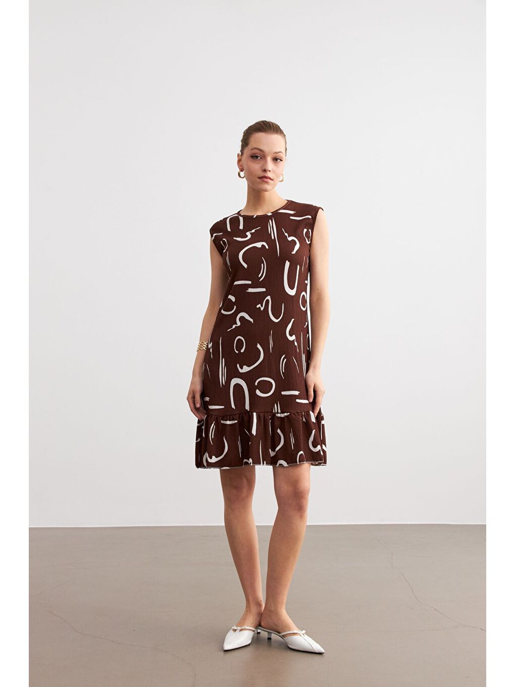 Kadın Kahverengi Desenli Kolsuz Mini Krinkıl Elbise-1