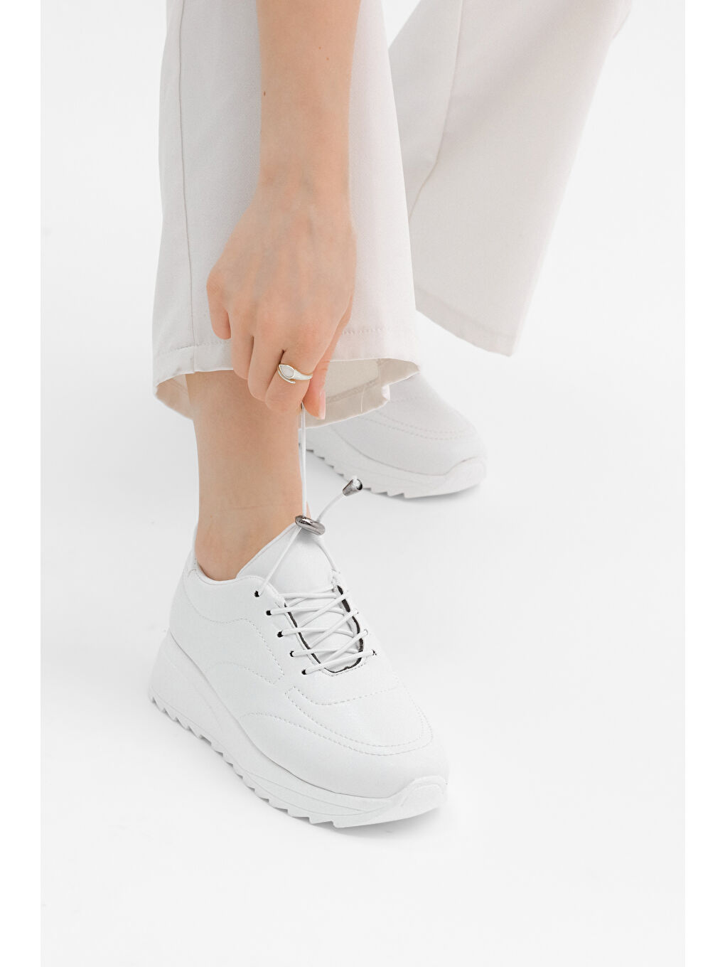 Kadın Beyaz Rahat Kalıp Bağcıklı Kadın Ayakkabı-2