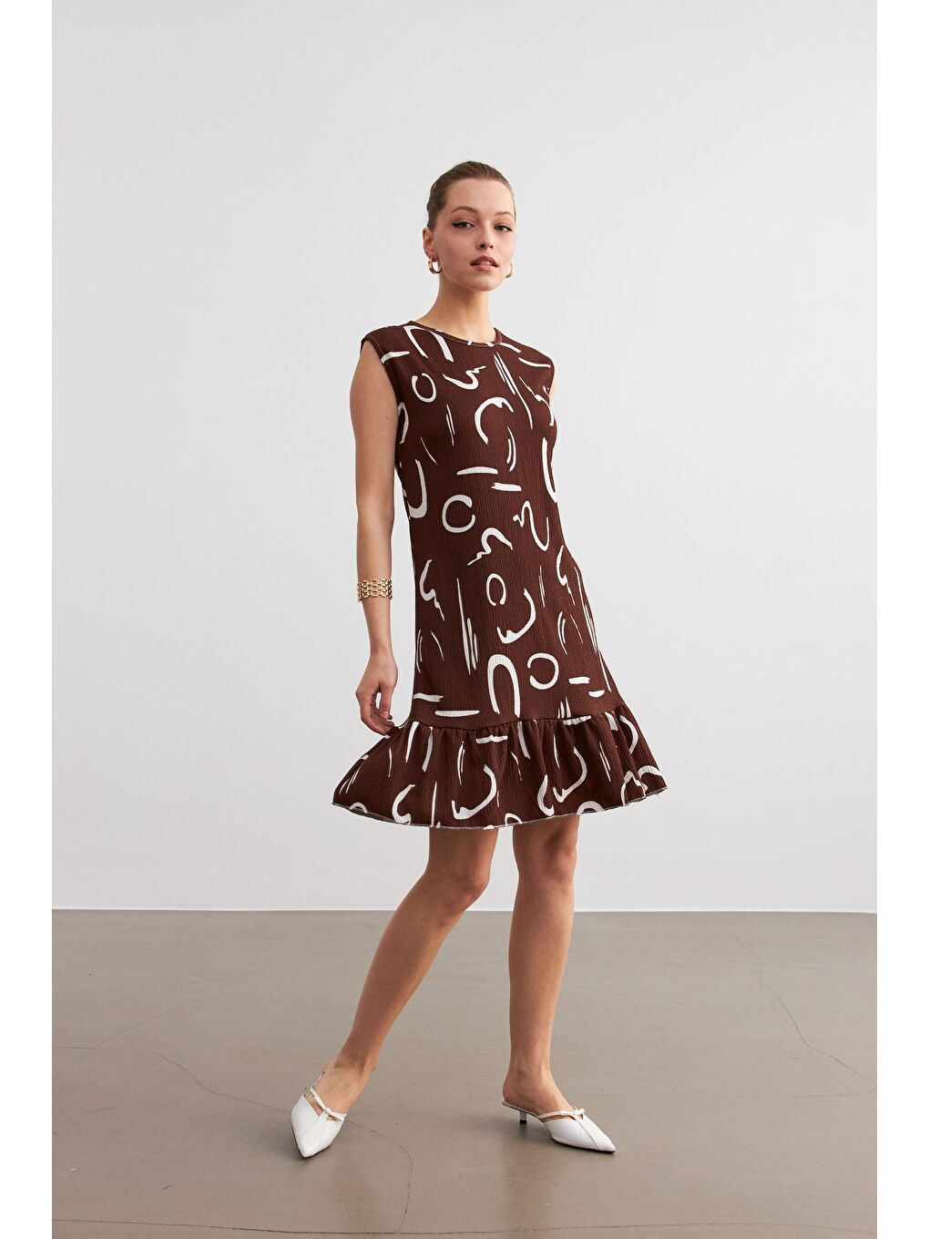 Kadın Kahverengi Desenli Kolsuz Mini Krinkıl Elbise-2