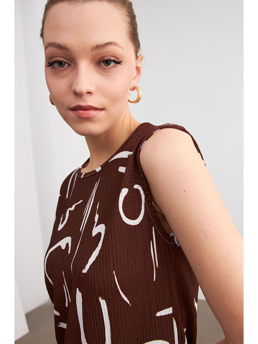 Kadın Kahverengi Desenli Kolsuz Mini Krinkıl Elbise-3