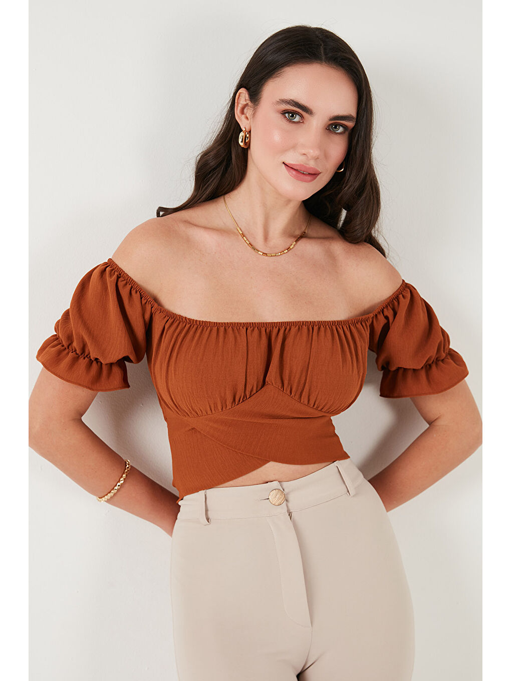 Kahverengi Regular Fit Madonna Yaka Bağlama Detaylı Crop Bluz 6527017-1