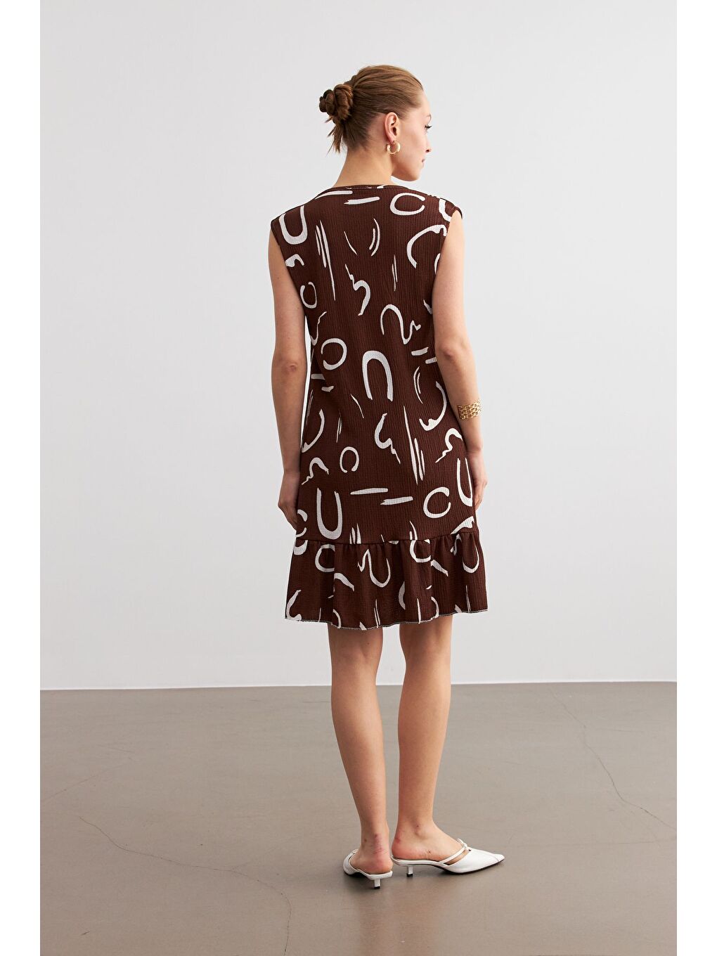 Kadın Kahverengi Desenli Kolsuz Mini Krinkıl Elbise-4