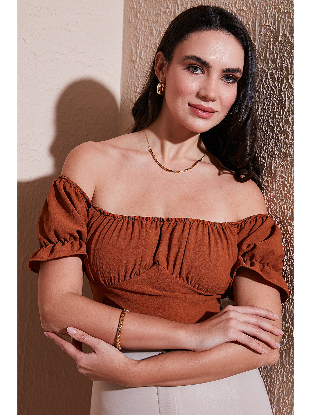 Kahverengi Regular Fit Madonna Yaka Bağlama Detaylı Crop Bluz 6527017-2