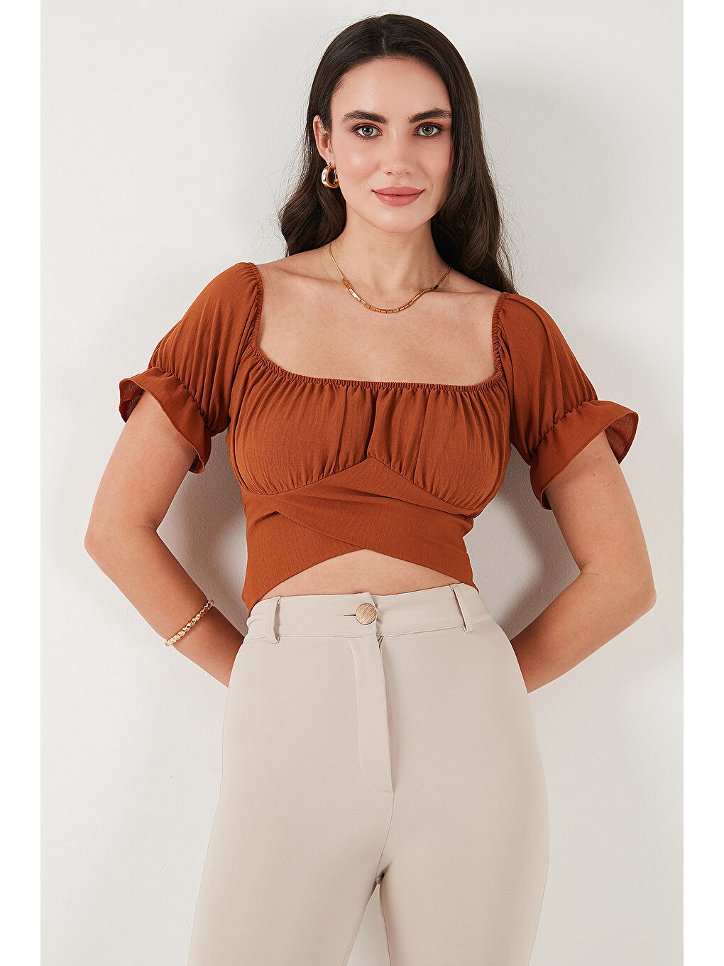 Kahverengi Regular Fit Madonna Yaka Bağlama Detaylı Crop Bluz 6527017-4
