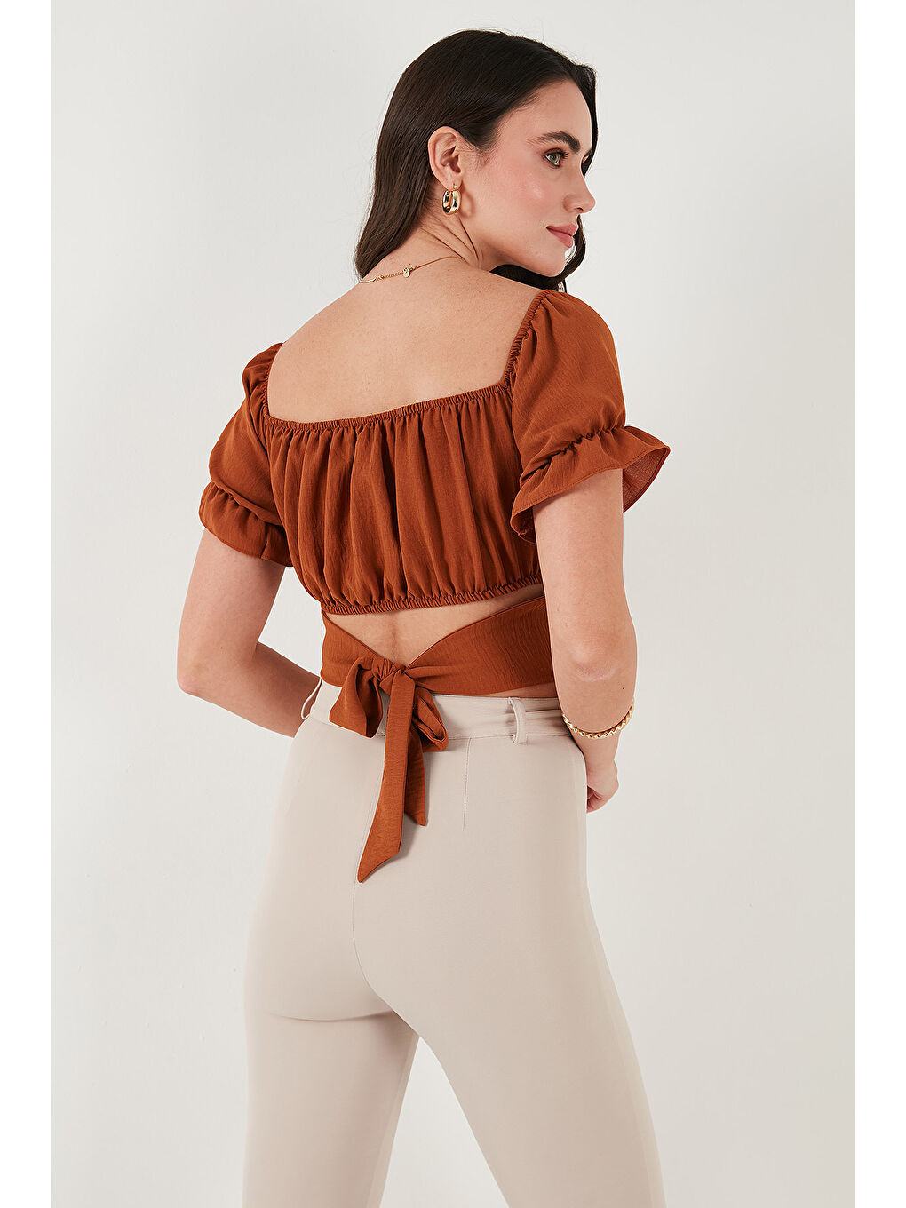 Kahverengi Regular Fit Madonna Yaka Bağlama Detaylı Crop Bluz 6527017-6