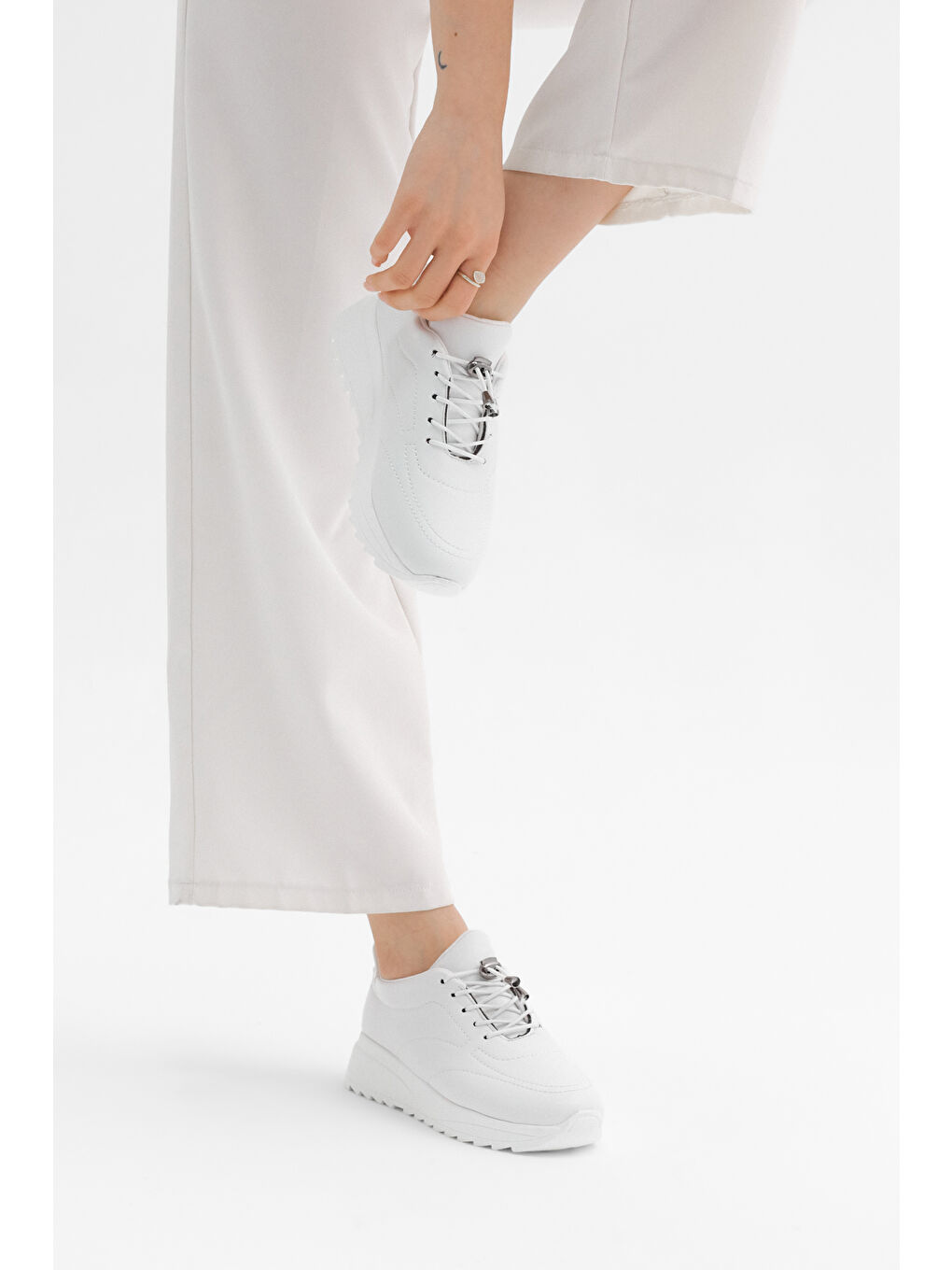 Kadın Beyaz Rahat Kalıp Bağcıklı Kadın Ayakkabı-4