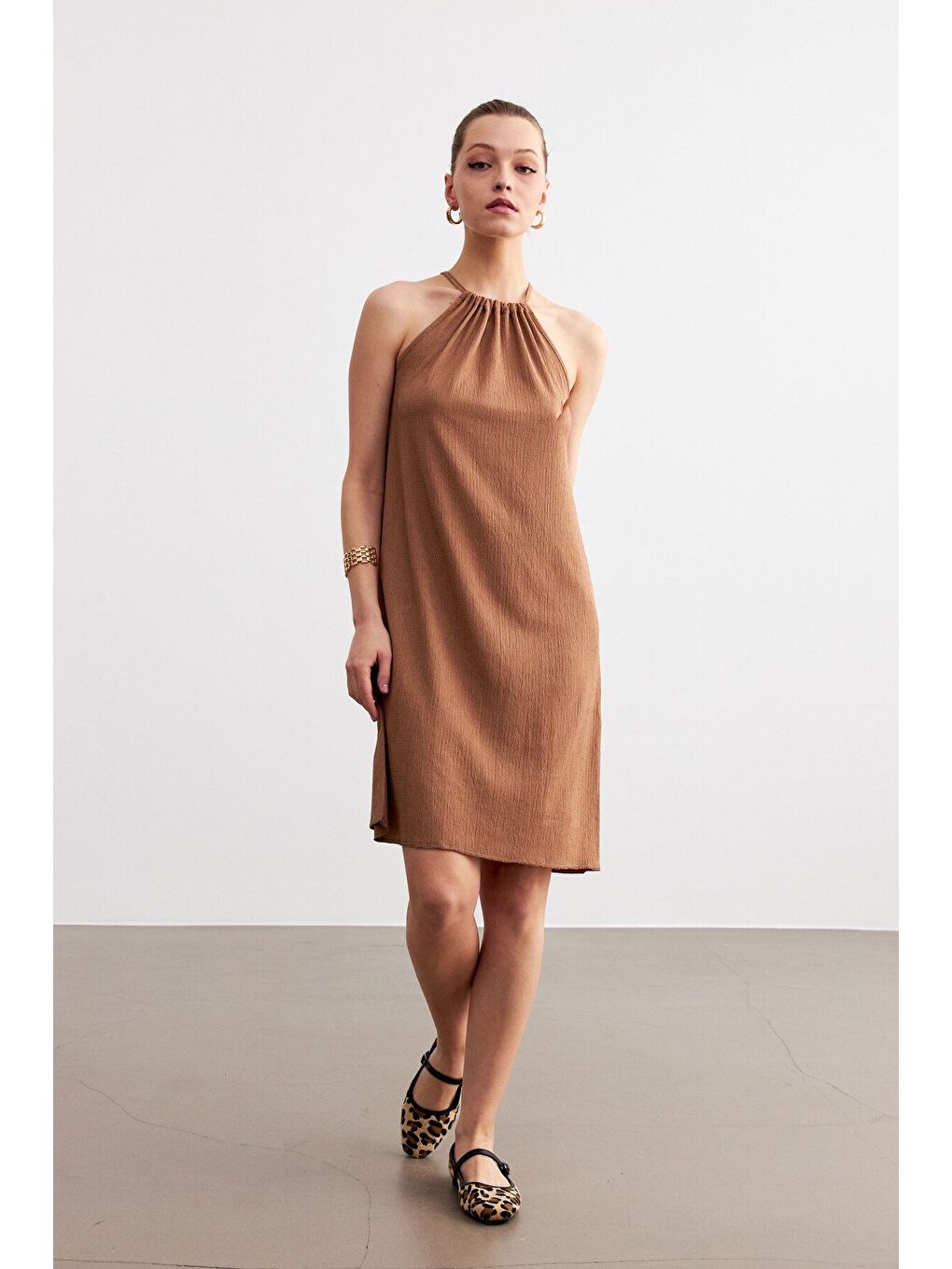 Kahverengi Kadın Camel Boyundan Bağlamalı Krinkıl Mini Elbise-2