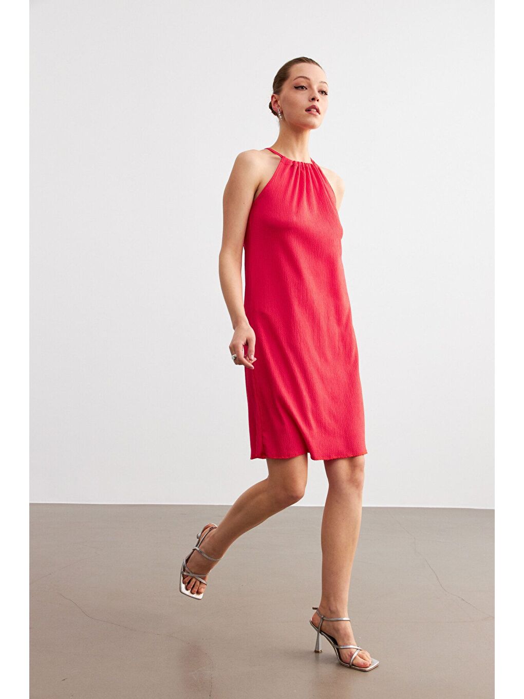 Kadın Pembe Boyundan Bağlamalı Krinkıl Mini Elbise