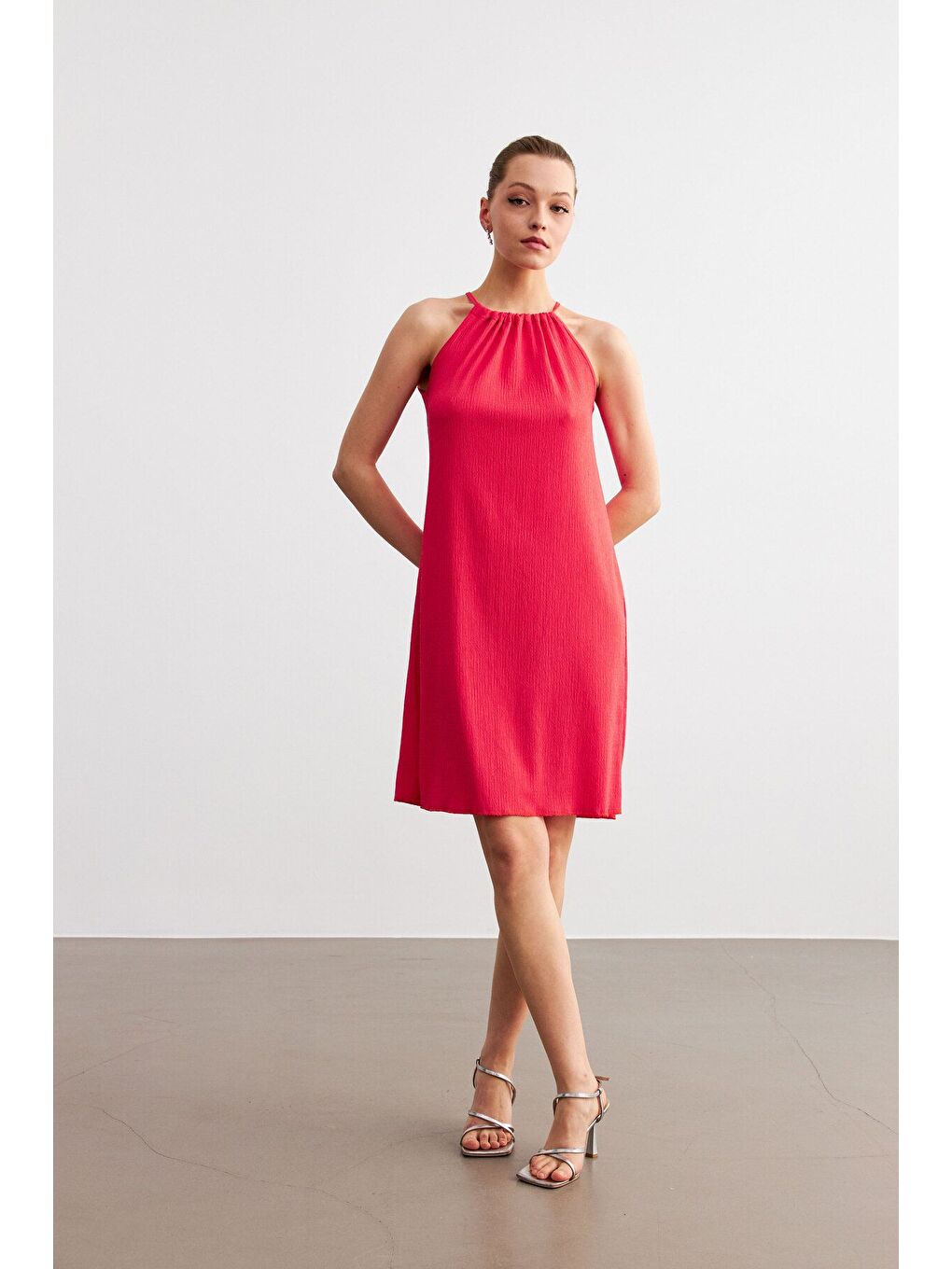 Kadın Pembe Boyundan Bağlamalı Krinkıl Mini Elbise-2