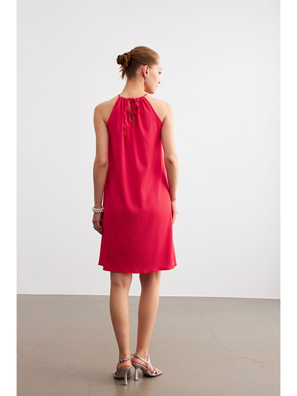 Kadın Pembe Boyundan Bağlamalı Krinkıl Mini Elbise-5