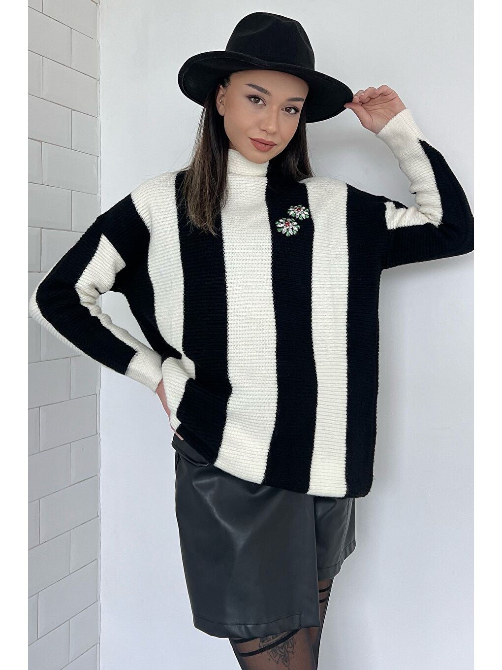 Ekru Yarım Balıkçı Yaka Renk Bloklu Taş İşlemeli Kadın Örme Triko Kazak