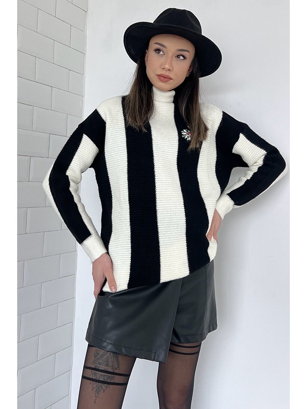 Ekru Yarım Balıkçı Yaka Renk Bloklu Taş İşlemeli Kadın Örme Triko Kazak-1