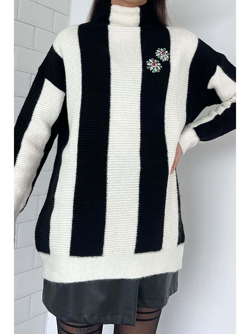 Ekru Yarım Balıkçı Yaka Renk Bloklu Taş İşlemeli Kadın Örme Triko Kazak-2