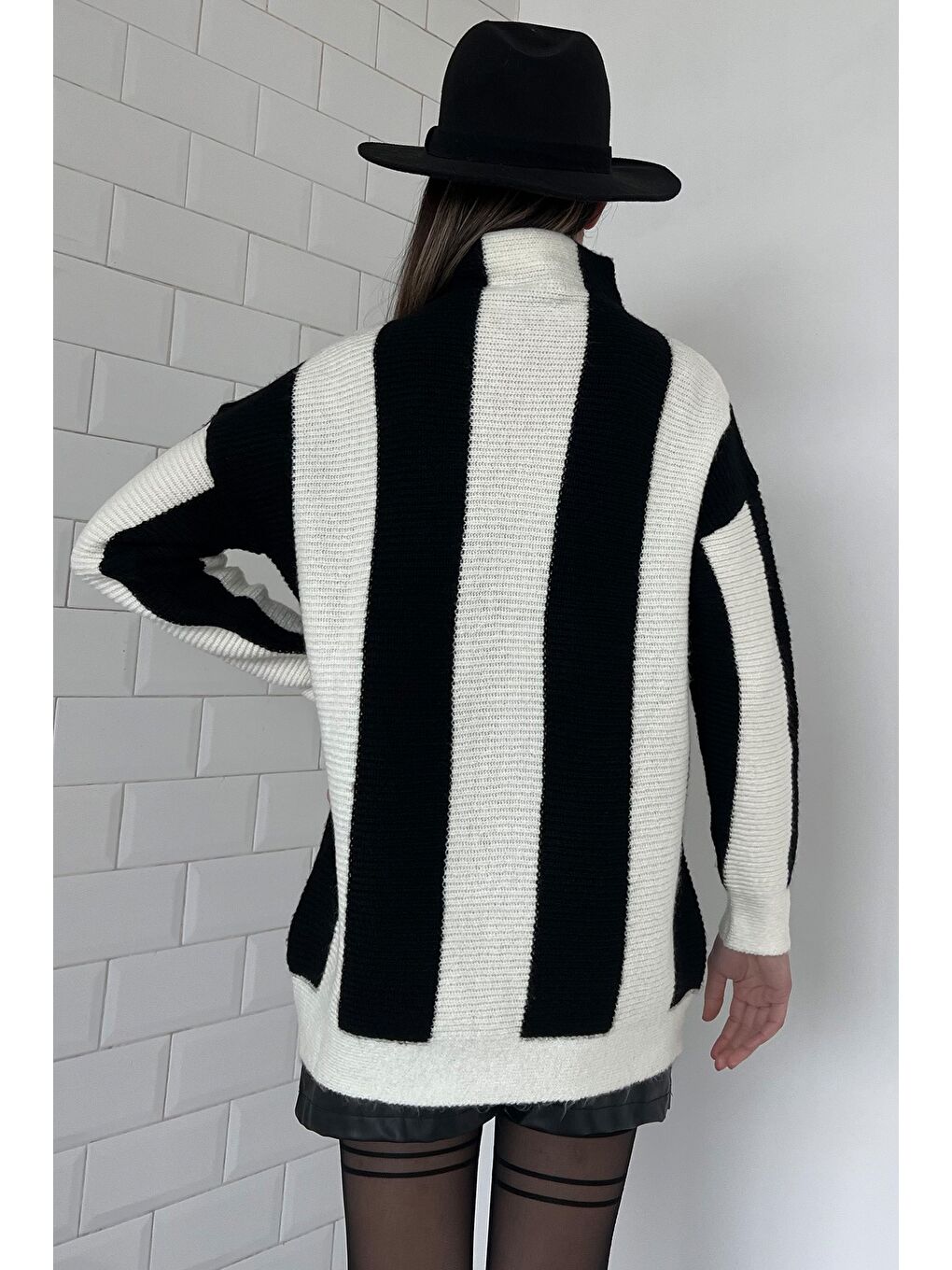 Ekru Yarım Balıkçı Yaka Renk Bloklu Taş İşlemeli Kadın Örme Triko Kazak-3