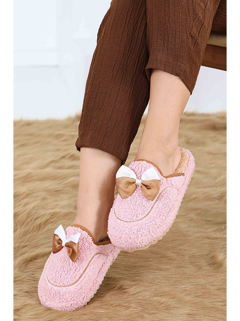 Pembe Kadın Pudra Fiyonklu Pelüş Ev Terliği - 27772-PUDRA-1