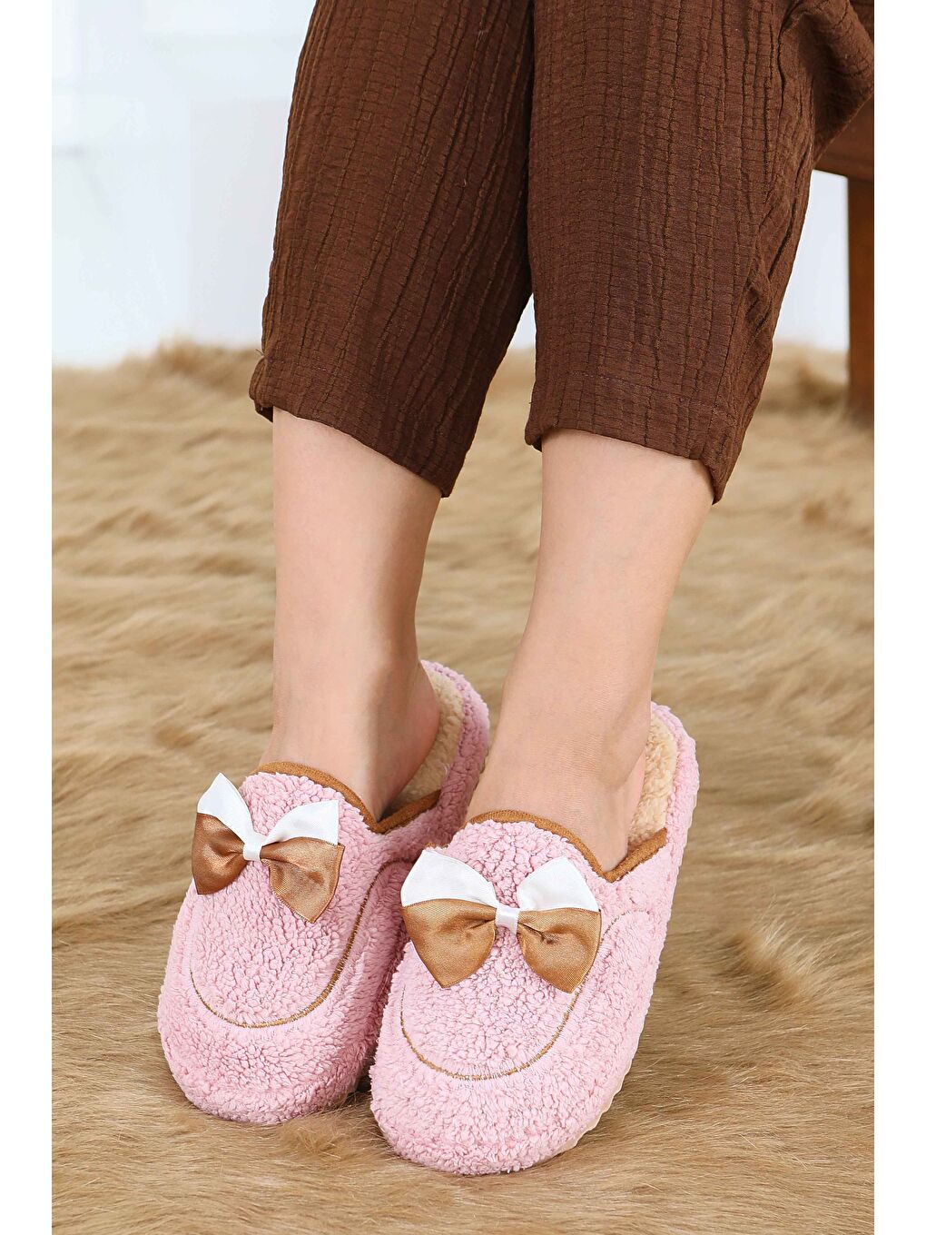 Pembe Kadın Pudra Fiyonklu Pelüş Ev Terliği - 27772-PUDRA-2