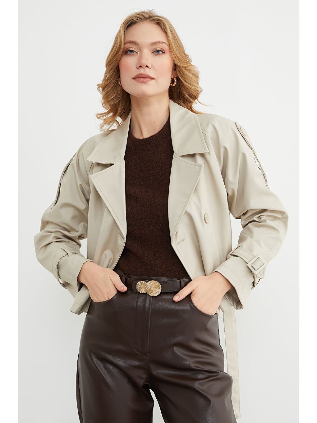 Bej Omuz Detaylı Kuşaklı Kruvaze Yaka Trençkot-1