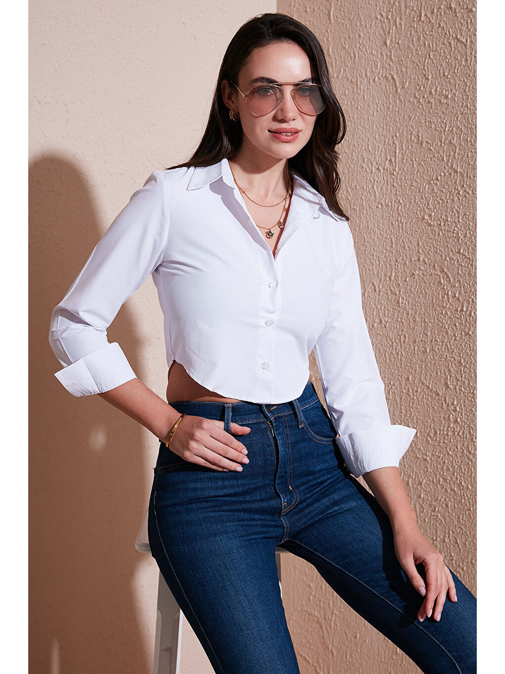 Beyaz Pamuk Karışımlı Slim Fit Uzun Kollu Crop Gömlek 6777336-1