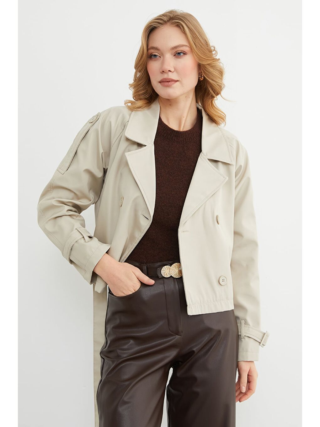 Bej Omuz Detaylı Kuşaklı Kruvaze Yaka Trençkot-2