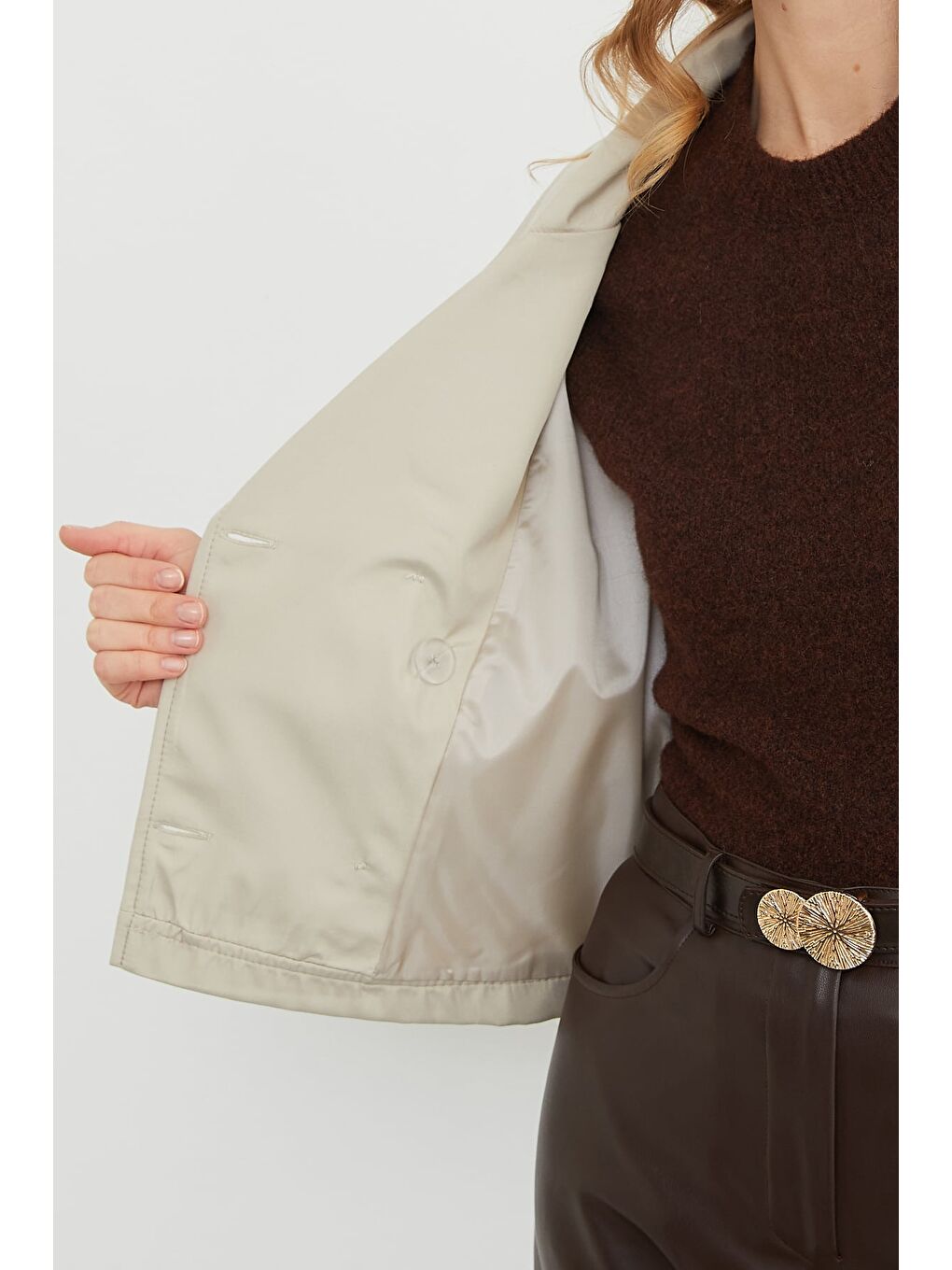 Bej Omuz Detaylı Kuşaklı Kruvaze Yaka Trençkot-3