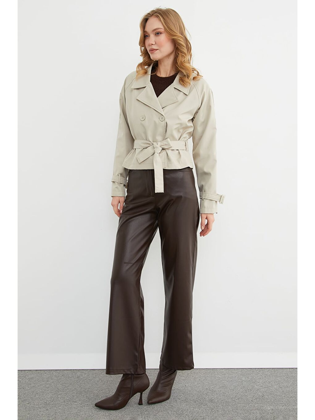 Bej Omuz Detaylı Kuşaklı Kruvaze Yaka Trençkot-4