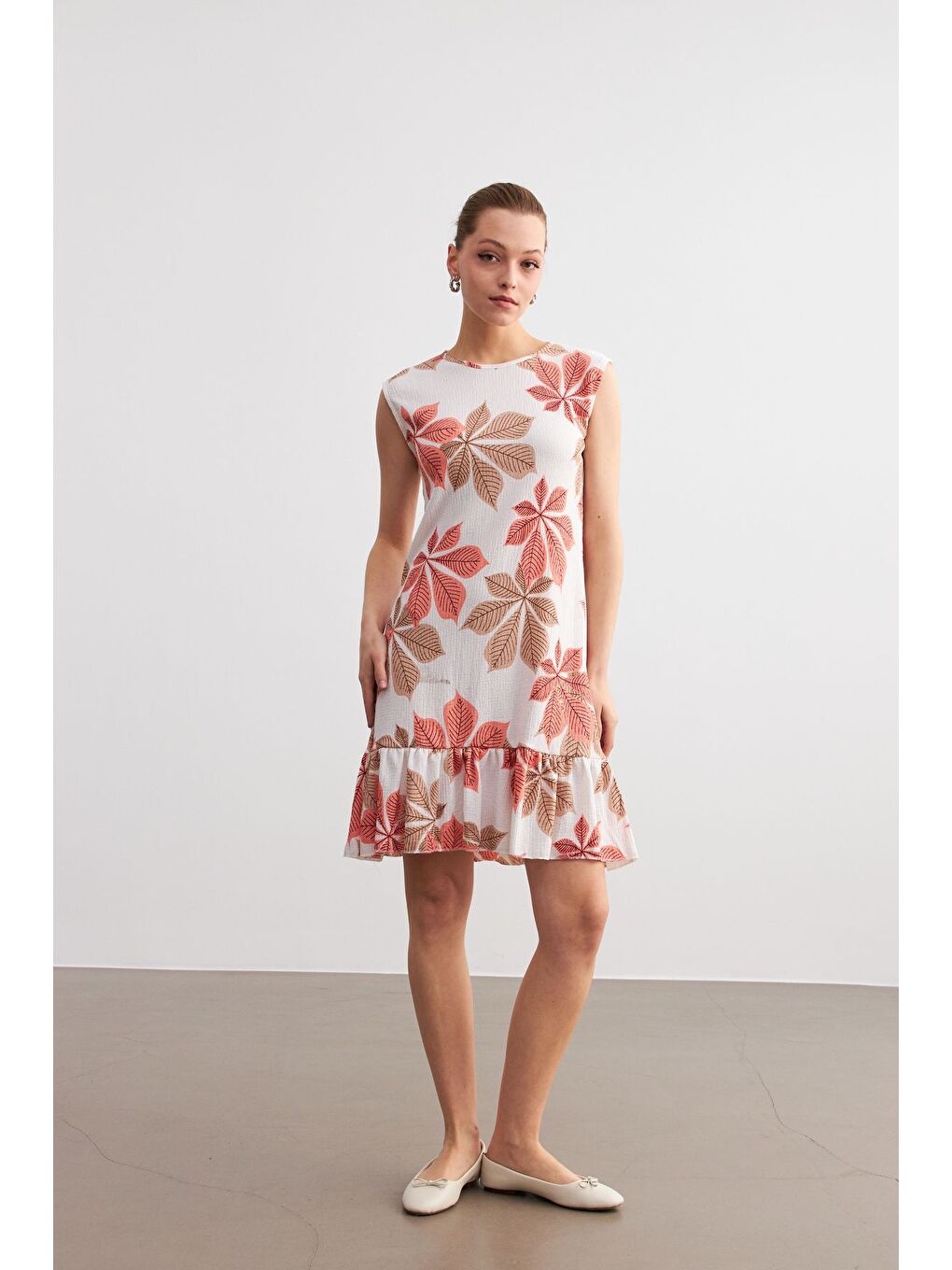 Kadın Turuncu Beyaz Çiçek Desenli Kolsuz Mini Krinkıl Elbise