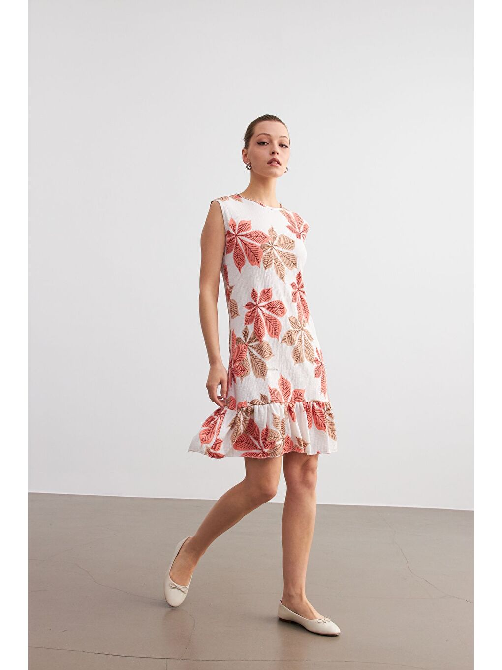 Kadın Turuncu Beyaz Çiçek Desenli Kolsuz Mini Krinkıl Elbise-1