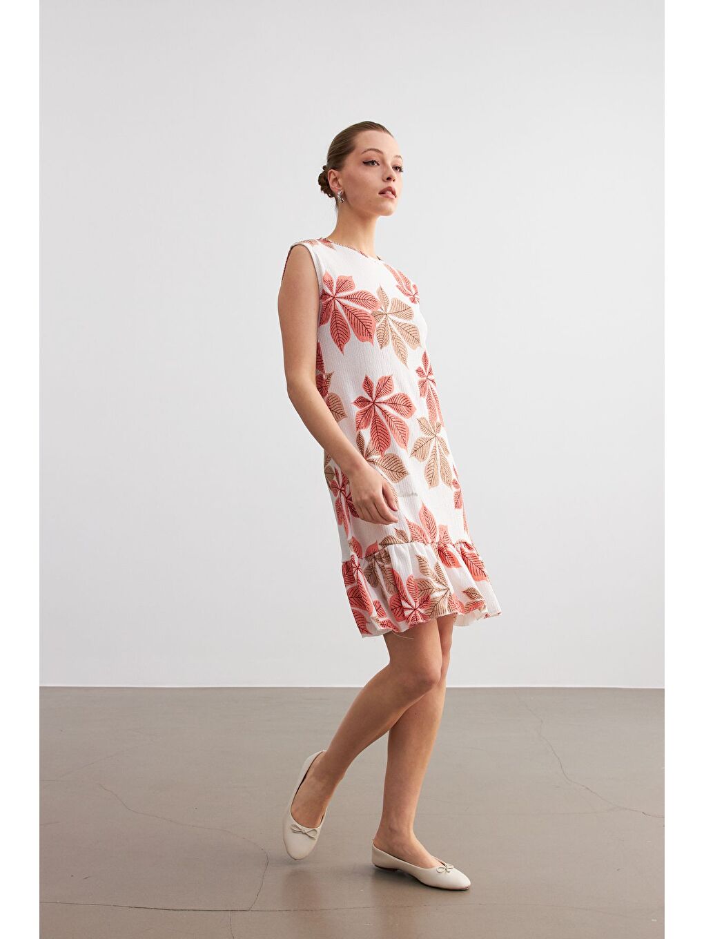 Kadın Turuncu Beyaz Çiçek Desenli Kolsuz Mini Krinkıl Elbise-2