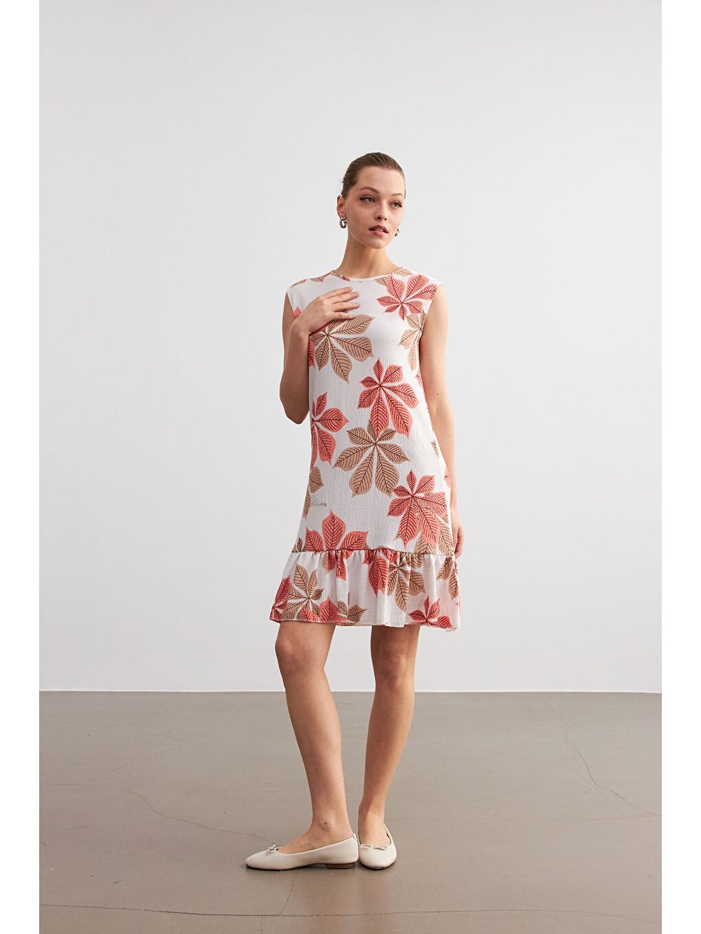 Kadın Turuncu Beyaz Çiçek Desenli Kolsuz Mini Krinkıl Elbise-3