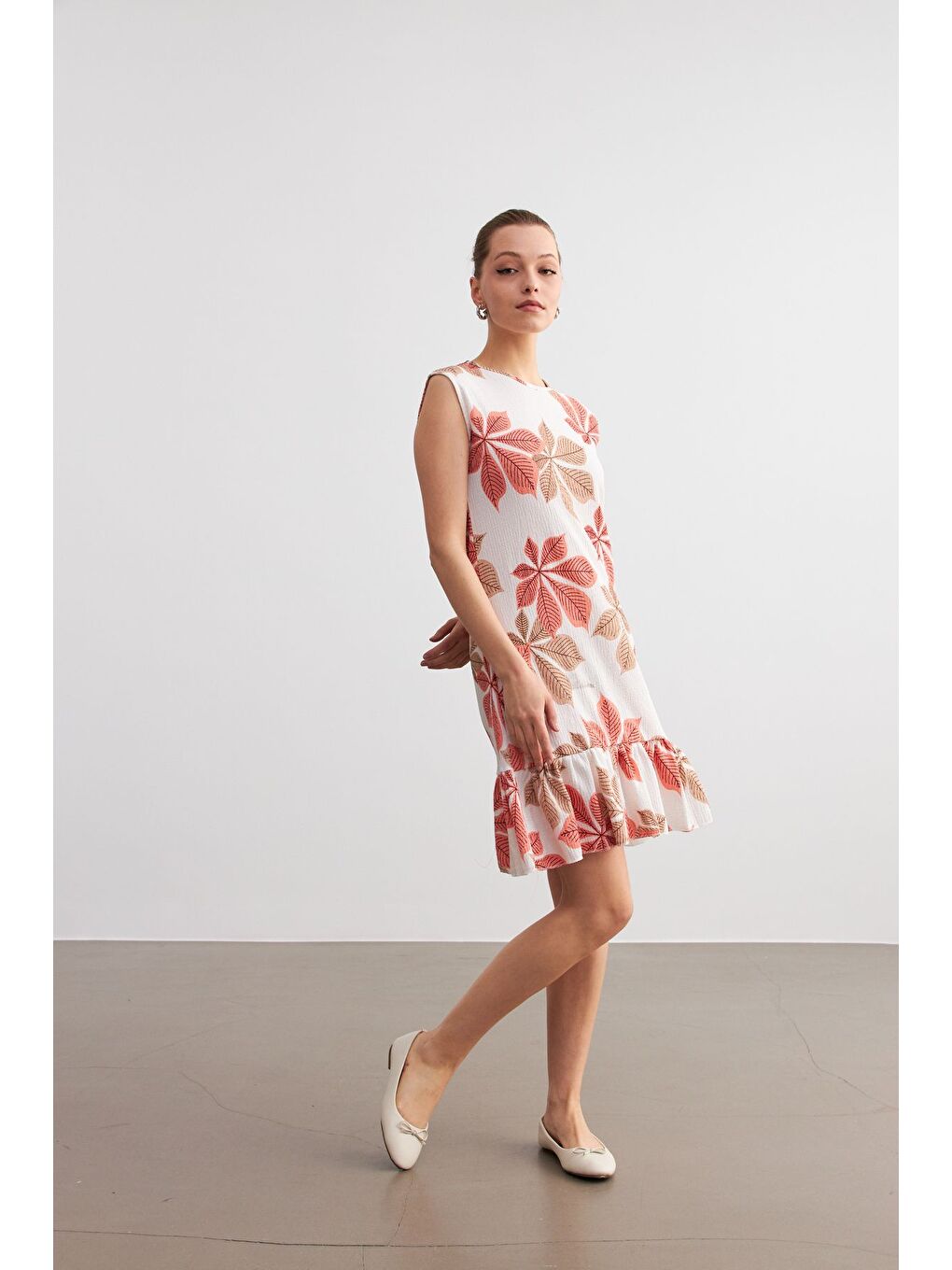 Kadın Turuncu Beyaz Çiçek Desenli Kolsuz Mini Krinkıl Elbise-4