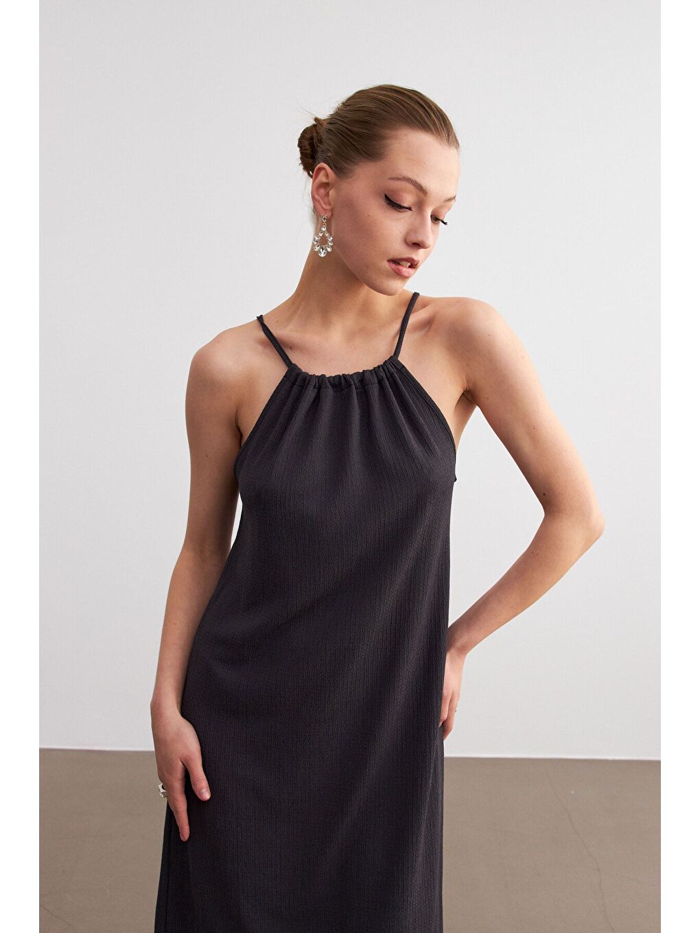 Kadın Antrasit Boyundan Bağlamalı Krinkıl Mini Elbise