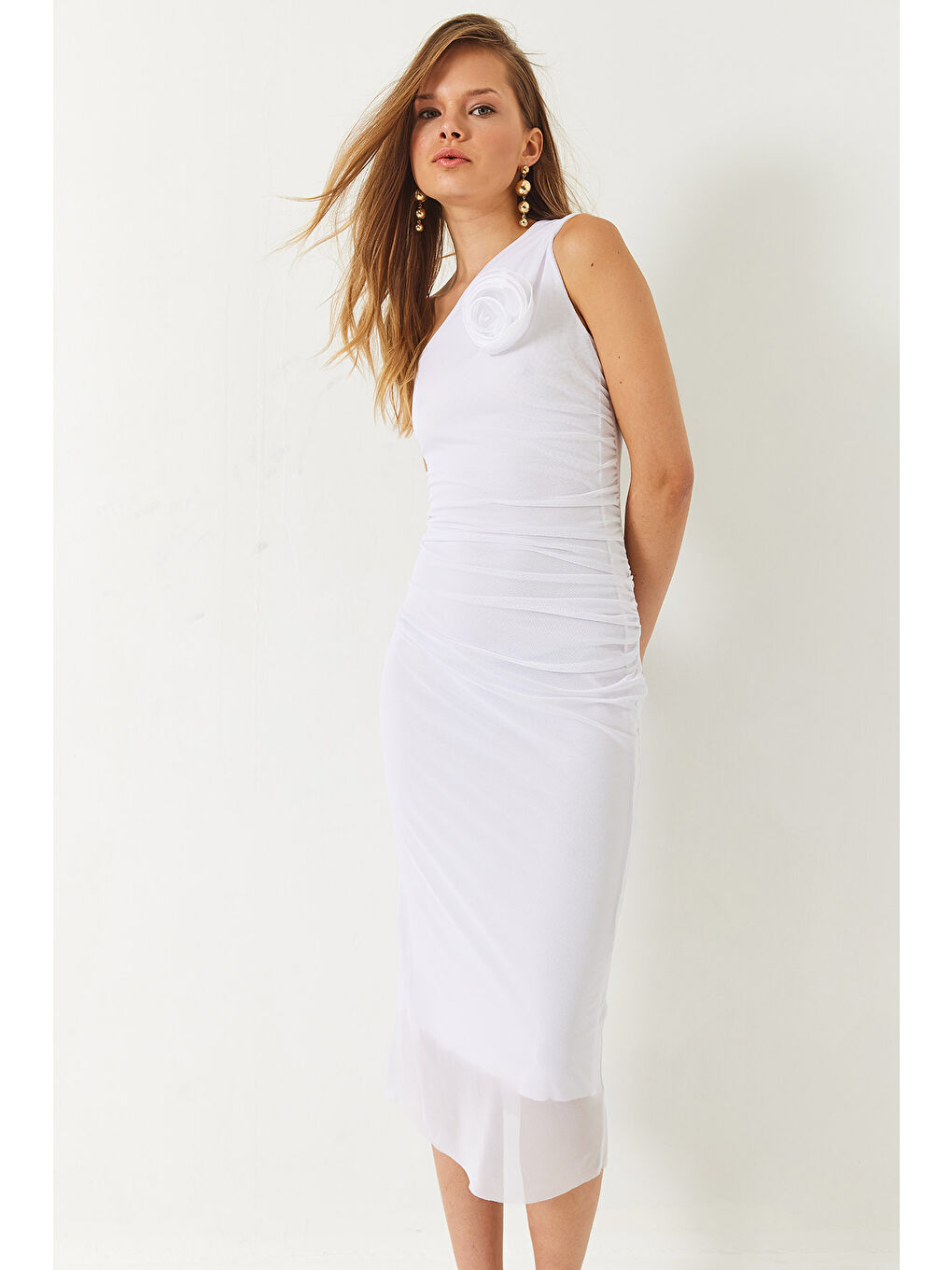 Beyaz Kadın Astarlı Seyyar Gül Aksesuarlı Midi Boy Tül Elbise-3